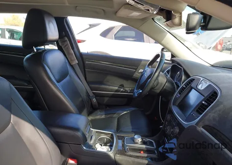 2016 Chrysler 300 Anniversary Edition z USA, uszkodzony, nr VIN 2C3CCAAG9GH207664